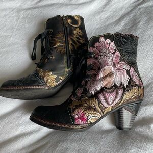 L’artiste by Springstep Embroidered ‘Siren’ Boots